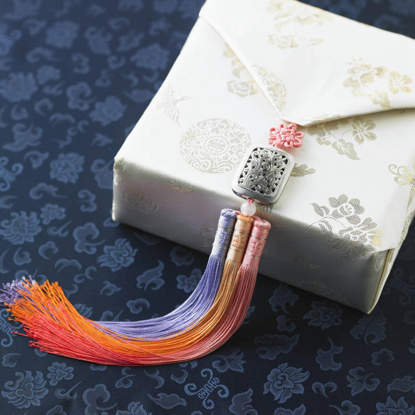 无人,方图,俯视,室内,特写,白天,桌面,桌子,静物,礼盒,礼物,玉,阴影,反射,雕刻,影子,纸盒,盒子,一个,包装盒,礼品盒,奢侈品,玉雕,礼品,单个,玉器,贵重,珍贵,玉石,玉佩,宝贵,彩图,高角度拍摄