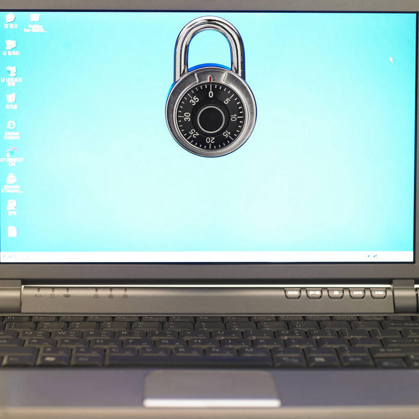 无人,竖图,室内,特写,白天,正面,安全,电脑,笔记本电脑,静物,阴影,反射,网络,影子,防护,通讯设备,锁,一个,单个,保护,一台,无线,挂锁,保险,通信设备,无线网络,私密,无线上网,便携式电脑,保全,周全,安稳,安定,防盗,平安,手提电脑,彩图