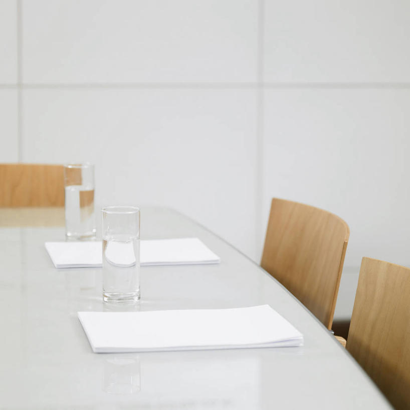 无人,办公室,竖图,室内,白天,正面,水,家具,桌子,杯子,阴影,反射,材料,档案,文件,液体,影子,办公桌,墙,饮用水,墙壁,墙面,玻璃制品,白色,水杯,资料,矿泉水,文档,蒸馏水,办公家具,玻璃杯,彩图