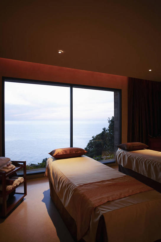 无人,宾馆,竖图,室内,白天,正面,窗户,床,靠垫,卧室,酒店,照明,阴影,光线,纺织物,影子,双人床,灯光,床单,靠枕,被子,顶灯,玻璃窗,灯,灯具,垫子,毛巾,枕头,清洁,保暖,旅社,照亮,被单,照明设备,透气,防水,储水,耐磨,吸水,彩图,睡房,卧房,客店,客栈,旅店,旅馆,商旅