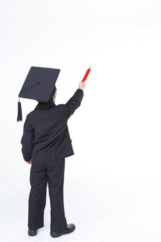 东方人,儿童,一个人,学生,站,竖图,室内,白天,白色背景,纯洁,亚洲,仅一个男性,仅一个人,指,阴影,反射,笔,影子,办公用品,指点,黄种人,文具,一只,小孩,背面,红色,黑色,铅笔,学习用品,站着,仅一个小孩,可爱,童年,童趣,摄影,流苏,影棚,文具用品,指向,学士帽,毕业,学士服,童真,烂漫,无邪,垂布,学士袍,天真,男孩,男人,男性,亚洲人,孩子,站立,彩图,全身,影棚拍摄,皮鞋,拍摄,男生