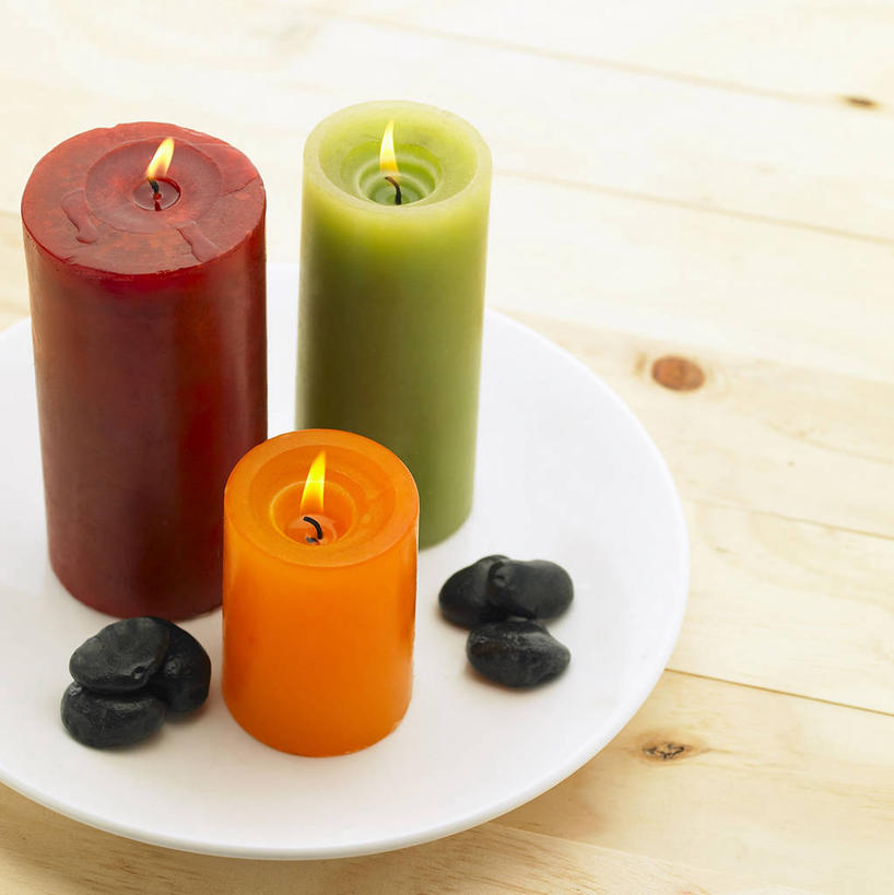 无人,竖图,俯视,室内,白天,化妆,美容,热情,石头,桌面,桌子,餐具,火,蜡烛,三根,护肤,阴影,反射,木制,碟子,火焰,盘,石子,影子,陶瓷,木桌,陶瓷制品,燃烧,一个,黄色,红色,绿色,黑色,盘子,木制品,香薰,碟,四个,保养,享受,休闲,鹅卵石,放松,保健,芳香疗法,单个,舒心,舒缓,按摩石,养颜,减压,烛炬,香薰疗法,石块,彩图,高角度拍摄,香薰蜡烛,SPA美容,木桌子