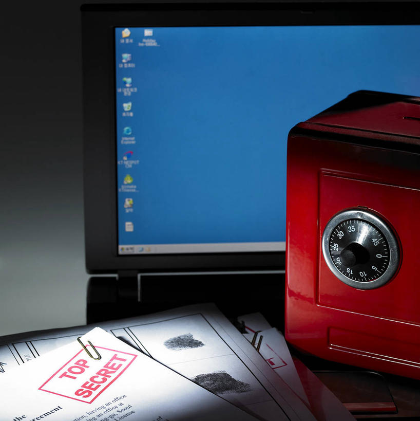 无人,竖图,室内,特写,白天,正面,安全,电脑,笔记本电脑,显示器,桌子,静物,一堆,一排,许多,阴影,堆叠,堆积,黑色背景,整齐,反射,网络,英文,标志,材料,档案,屏幕,文件,文字,影子,字符,字母,办公桌,防护,很多,通讯设备,标识,显示屏,锁,排列,一个,红色,蓝色,箱子,资料,保险箱,摄影,影棚,单个,堆,英文字母,保护,一台,无线,队列,文档,保险,通信设备,无线网络,私密,无线上网,便携式电脑,输出设备,保全,周全,安稳,安定,防盗,平安,手提电脑,彩图,影棚拍摄,拍摄