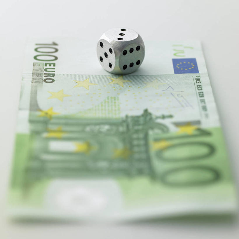 无人,方图,俯视,室内,特写,白天,钱,静物,玩具,一张,阴影,灰色背景,朦胧,模糊,反射,钱币,骰子,影子,欧元,一个,绿色,钞票,金融,纸币,摄影,影棚,经济,单个,赌具,流通,纸钞,贸易,色子,投子,货币,现金,彩图,高角度拍摄,影棚拍摄,拍摄