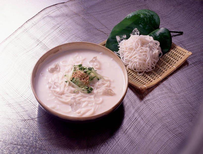 面食,面条,无人,横图,俯视,室内,特写,白天,烹饪,餐桌,桌子,阴影,朦胧,模糊,反射,影子,陶瓷,面,汤,料理,食品,陶瓷制品,清凉,菜肴,美食,食物,一个,容器,碗,舒服,佳肴,单个,餐台,储藏,解暑,储存,绿豆汤,舒爽,消暑,彩图,高角度拍摄,贮存