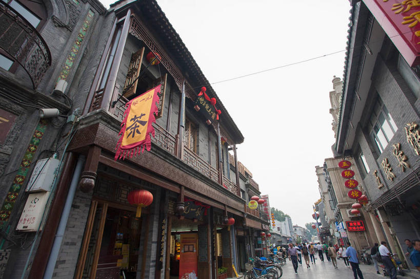 东方人,家,商店,走,横图,室外,白天,仰视,度假,美景,窗户,门,城市风光,城市,旗帜,照明,北京,中国,亚洲,一排,许多,行人,游客,游人,阴影,服装,整齐,光线,灯笼,影子,纸灯笼,房屋,墙,屋子,景观,褐色,首都,很多,许多人,休闲装,黄种人,娱乐,旗子,商铺,楼房,路人,旅客,玻璃窗,墙壁,墙面,住宅,排列,衣服,红色,天空,阳光,灯具,门框,天,一群人,享受,休闲,休闲服,景色,放松,服饰,照亮,照明设备,队列,东亚,中华人民共和国,北京市,京,北平,华北地区,西城区,旌旗,旗号,市肆,商号,过客,男人,男性,年轻男性,年轻女性,女人,女性,亚洲人,步行,散步,走路,半身,彩图,低角度拍摄,房子,店铺,大栅栏,大栅栏街