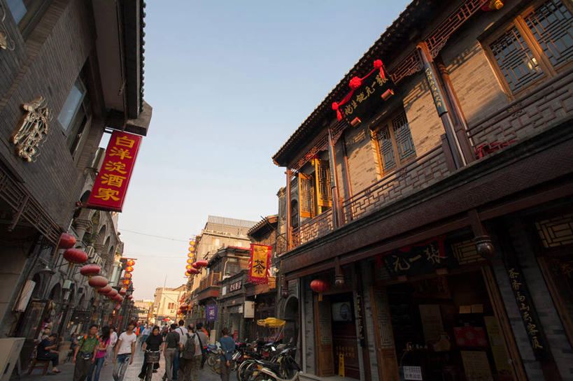 东方人,家,商店,走,横图,室外,白天,仰视,度假,美景,窗户,门,城市风光,城市,旗帜,照明,北京,中国,亚洲,一排,许多,行人,游客,游人,阴影,服装,整齐,光线,灯笼,影子,纸灯笼,房屋,墙,屋子,景观,褐色,首都,很多,许多人,休闲装,黄种人,娱乐,旗子,商铺,楼房,路人,旅客,玻璃窗,墙壁,墙面,住宅,排列,衣服,红色,天空,阳光,灯具,门框,天,一群人,享受,休闲,休闲服,景色,放松,服饰,照亮,照明设备,队列,东亚,中华人民共和国,北京市,京,北平,华北地区,西城区,旌旗,旗号,市肆,商号,过客,男人,男性,年轻男性,年轻女性,女人,女性,亚洲人,步行,散步,走路,半身,彩图,低角度拍摄,房子,店铺,大栅栏,大栅栏街