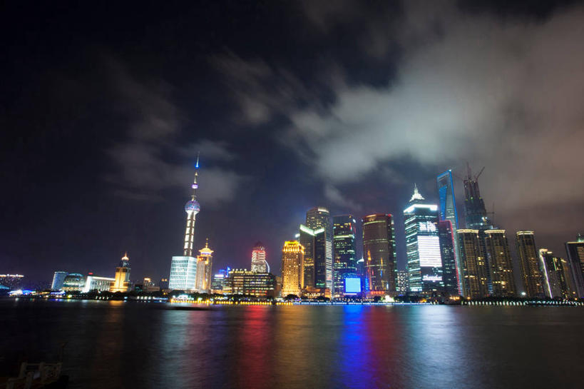 无人,高楼大厦,横图,彩色,室外,夜晚,仰视,度假,河流,美景,水,城市风光,标志建筑,城市,大厦,地标,建筑,摩天大楼,霓虹灯,夜景,上海,中国,亚洲,阴影,光线,影子,河水,景观,水流,建筑群,塔,灯光,七彩,娱乐,光源,建设,东方明珠,金茂大厦,浦东,霓虹,灯,倒影,享受,休闲,景色,放松,环球金融中心,申,倒映,照明设备,电视塔,金融中心,陆家嘴,陆家嘴金融贸易区,浦东新区,上海环球金融中心,东亚,东方明珠广播电视塔,东方明珠电视塔,上海市,中华人民共和国,沪,华东地区,氖灯,反照,金茂大楼,环球金融中心大厦,彩图,低角度拍摄,大楼,高层建筑,高楼,摩天楼,东方明珠塔