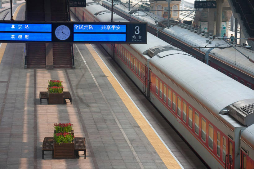 无人,火车站,横图,俯视,室外,白天,旅游,度假,标志建筑,地标,建筑,卡车,路,铁路,指示牌,车站,北京,中国,亚洲,阴影,时间,反射,标志,瓷砖,地砖,时钟,文字,影子,地面,轨道,站台,集装箱,交通,铁轨,首都,计时,娱乐,标识,建设,月台,一个,钟表,交通工具,享受,休闲,表,旅游胜地,放松,运输,集装箱车,单个,货车,载具,货运车,东亚,中华人民共和国,东城区,北京市,京,北平,华北地区,钟,载重汽车,彩图,高角度拍摄,铁路车站,铁路站,北京车站,北京火车站,北京站