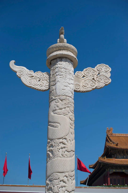 无人,故宫,宫殿,竖图,室外,白天,仰视,旅游,度假,绘画,名胜古迹,标志建筑,地标,建筑,旗帜,雕塑,北京,中国,亚洲,阴影,遗迹,艺术,装饰,光线,雕刻,雕像,浮雕,影子,柱子,云,云朵,首都,云彩,古迹,文化,文物,娱乐,旗子,建设,古建筑,华表,石柱,一个,红色,蓝色,白云,蓝天,天空,阳光,工艺品,紫禁城,天,享受,休闲,旅游胜地,放松,晴朗,单个,纪念,华丽,修饰,美术,点缀,宫廷,主题,陈列,古文明,东亚,中华人民共和国,东城区,北京市,京,北平,华北地区,功能,美学,衬托,美观,雅致,雅观,旌旗,旗号,王宫,晴空,画画,彩图,低角度拍摄,故宫博物院,皇宫,北京紫禁城,北京故宫,桓表