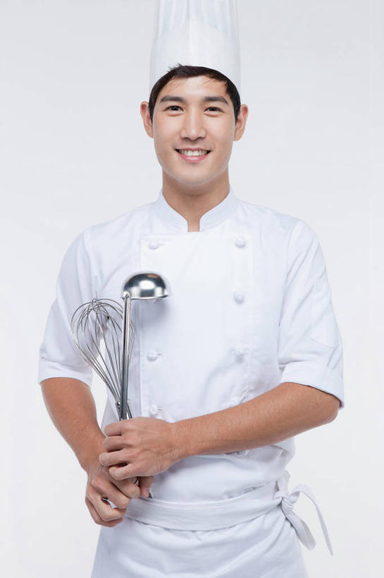 东方人,一个人,厨师,站,笑,微笑,露齿笑,竖图,室内,白天,白色背景,正面,工作服,制服,烹饪,厨具,金属制品,亚洲,仅一个男性,仅一个人,握,阴影,反射,金属,影子,勺子,拿,拿着,注视,黄种人,仅一个年轻男性,白色,打蛋器,搅拌器,汤勺,观察,看,站着,握着,摄影,影棚,观看,察看,关注,烹饪用具,工作制服,手动打蛋器,男人,男性,年轻男性,亚洲人,厨师长,厨子,大厨,主厨,烹调用具,烹调,站立,半身,彩图,影棚拍摄,工作套服,拍摄