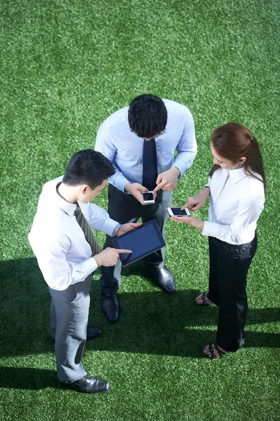 东方人,三个人,同事,商务人士,商务男性,商务女性,站,笑,打电话,微笑,露齿笑,竖图,俯视,室外,白天,衬衫,成功,合作,团队,集体,信心,草地,草坪,植物,电话,手机,亚洲,握,阴影,套装,光线,影子,领带,注视,黄种人,通讯设备,队伍,草,绿色,阳光,低头,观察,看,站着,握着,观看,察看,领导,象征,庄重,成就,关注,商务装,身份,合伙,领袖,工薪阶层,智能手机,正式,地位,垂头,三部,交流,男人,男性,年轻男性,年轻女性,女人,女性,中年男性,亚洲人,白领,上班族,沟通,抬头,通话,仰头,站立,彩图,高角度拍摄,全身,衬衣