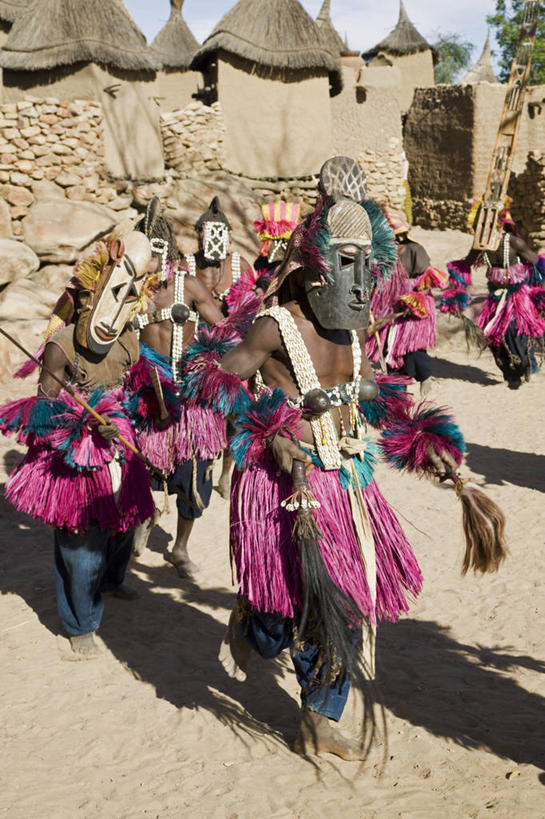 成年人,竖图,彩色,非洲,马里,乡村,衣服,粉色,社区,摄影,峭壁,五颜六色,色彩斑斓,草裙,游行,典礼,五彩缤纷,五彩斑斓,阿非利加洲,马里共和国,西非,五光十色,莫普提,莫普提区,男人,舞者,彩图,传统服装,舞蹈,传统文化,联合国教科文组织