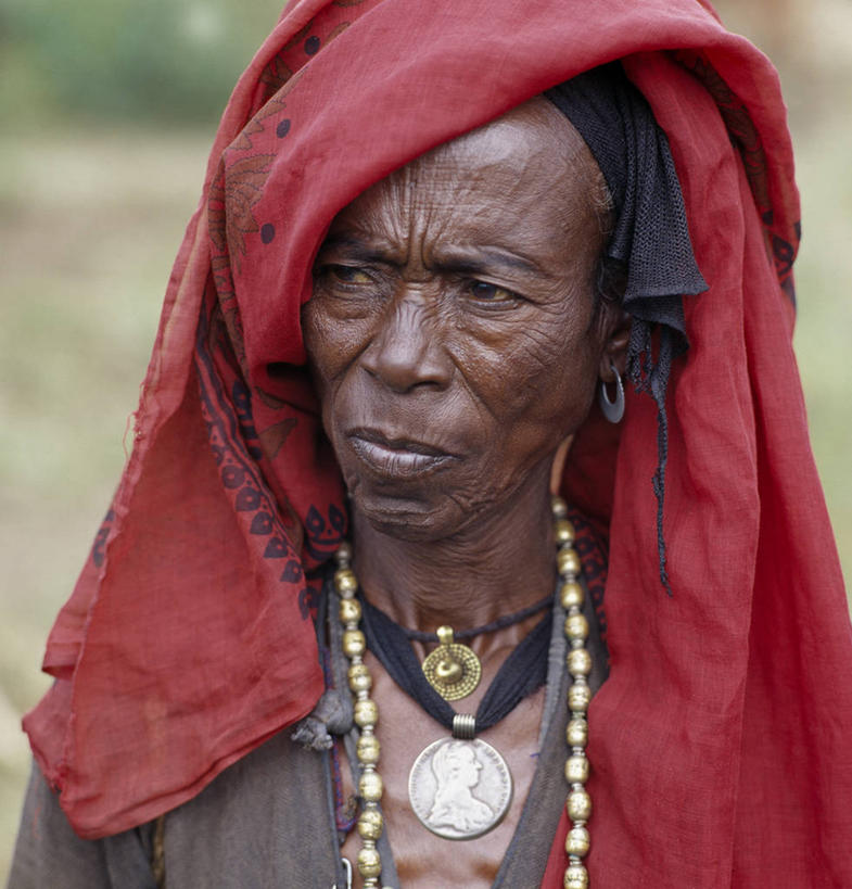 儿童,成年人,一个人,竖图,项链,珠宝,非洲,埃塞俄比亚,装饰,珠子,痕迹,人体,摄影,发辫,麻花辫,复杂,肖像,非洲文化,疤痕,伤疤,伤痕,年轻女性,女孩,女人,年轻人,彩图,传统服装,传统文化