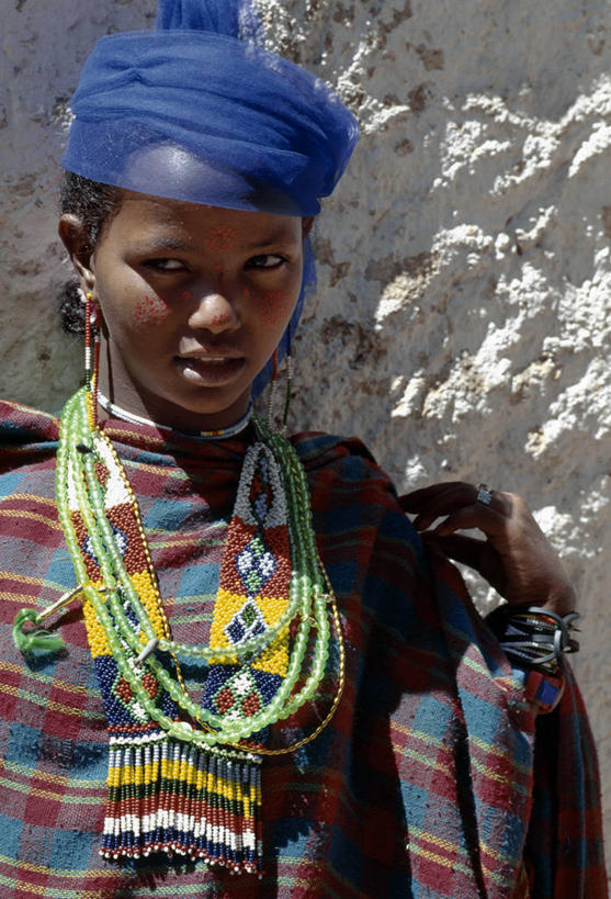 儿童,成年人,一个人,竖图,项链,珠宝,非洲,埃塞俄比亚,装饰,长袍,头巾,头饰,珠子,痕迹,发饰,人体,摄影,肖像,非洲文化,疤痕,伤疤,伤痕,女孩,女人,非洲人,彩图,传统服装,传统文化