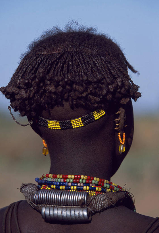 成年人,头,脖子,一个人,竖图,项链,珠宝,非洲,埃塞俄比亚,仅一个女性,装饰,束发带,珠子,背面,人体,摄影,发辫,麻花辫,非洲文化,项坠,女人,非洲人,头部,发型,彩图,传统服装,传统文化