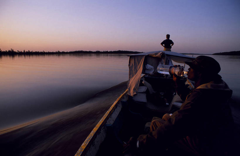 划艇,成年人,一个人,码头,横图,室外,河流,日落,水,船,客轮,非洲,冈比亚,仅一个男性,乘客,喝,交通,饮料,粉色,黄昏,运输,摄影,宁静,监视,西非,男人,彩图