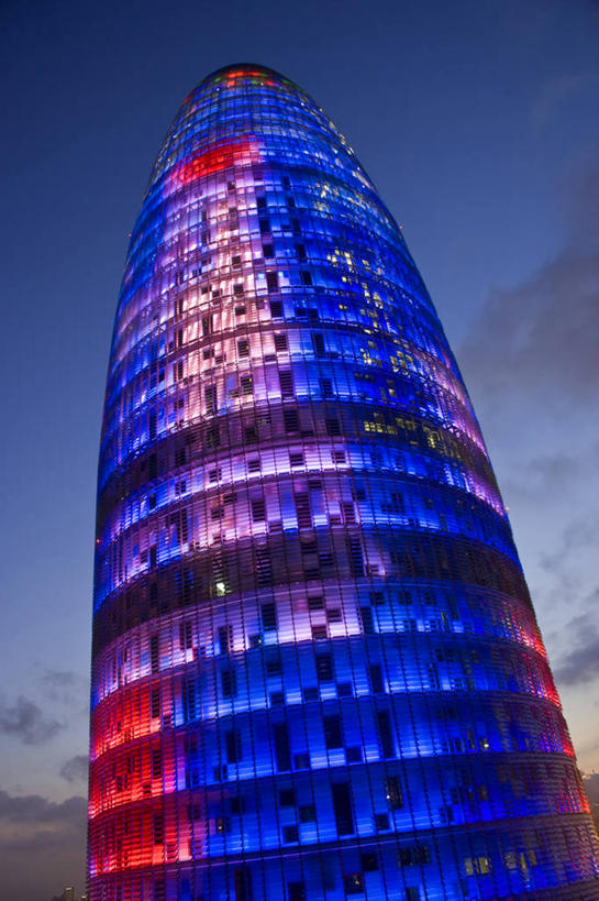 无人,竖图,彩色,室外,城市,建筑,摩天大楼,西班牙,欧洲,巴塞罗那,塔,现代,摄影,五颜六色,照亮,色彩斑斓,加泰隆尼亚,五彩缤纷,阿格巴塔,五彩斑斓,五光十色,彩图,旅行