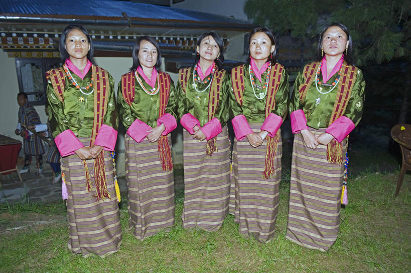成年人,横图,彩色,室外,夜晚,旅游,不丹,亚洲,表演,首都,摄影,五颜六色,色彩斑斓,五彩缤纷,五彩斑斓,五光十色,廷布,女人,舞者,彩图,传统服装,旅行,舞蹈,传统文化