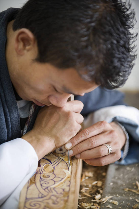 成年人,一个人,竖图,室内,旅游,不丹,亚洲,仅一个男性,木制,首都,教育,摄影,手艺,美术工艺,廷布,男人,木工,彩图,旅行,传统文化