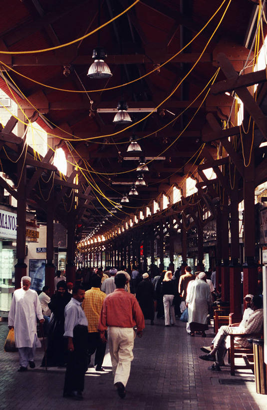 商店,竖图,购物,旅游,度假,商务,消费,街道,小贩,商品,市场,顾客,工人,零售,摄影,挑选,购买,贩卖,贸易,阿拉伯联合酋长国,迪拜,波斯湾,珠宝店,员工,休闲活动,步行,彩图,旅行,匠人,劳动者,体力工,街市