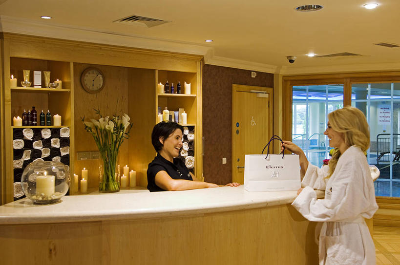 儿童,成年人,两个人,前台,宾馆,横图,室外,桌子,酒店,英国,欧洲,北爱尔兰,商品,办公桌,服务台,零售,服务,摄影,酒家,旅社,购买,女孩,女人,彩图,旅行,客店,客栈,旅店,旅馆,帮助台,呼叫台,弗马纳区,商旅,厄恩湖