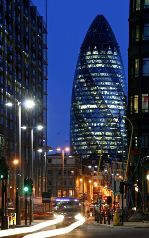 无人,办公室,竖图,城市,道路,街道,路,公路,照明,英国,眼镜,光,塔,交通,首都,图像,英格兰,灯,黄昏,灯具,摄影,照亮,照明设备,前照灯,前大灯,车前灯,瑞士再保险塔,金融区,马路,彩图