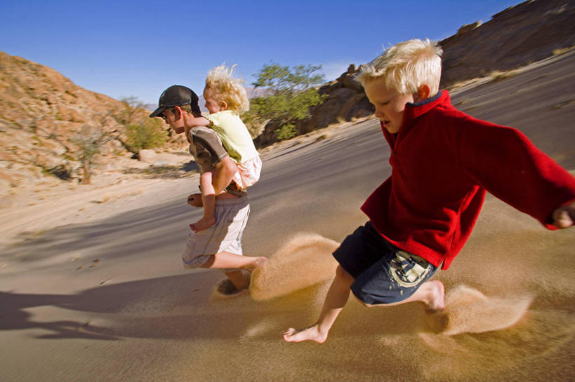 西方人,儿童,背,两个人,家庭,跑,横图,室外,快乐,纯洁,沙漠,欧洲,非洲,纳米比亚,黑人,欧洲人,沙子,沙丘,自然,背着,放松,可爱,童年,童趣,摄影,童真,烂漫,无邪,背负,纳米布沙漠,无忧无虑,冒险,天真,男孩,女孩,非洲人,彩图,旅行