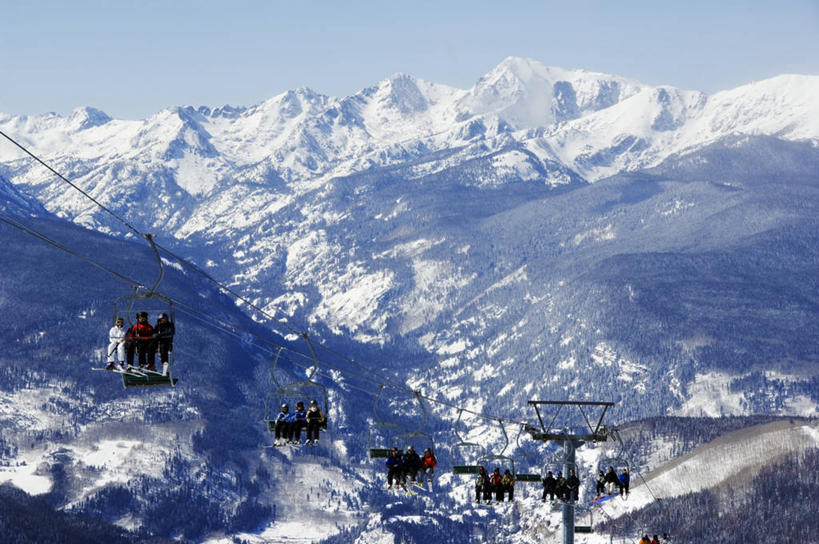 无人,横图,室外,白天,旅游,度假,山,雪,日光,阿尔卑斯山,美国,地形,冬天,娱乐,车,树,蓝色,白色,风景,天空,自然,交通工具,享受,休闲,放松,寒冷,摄影,生活方式,宁静,雪橇,北美,载具,雪橇车,科罗拉多州,滑雪运动,范尔,彩图