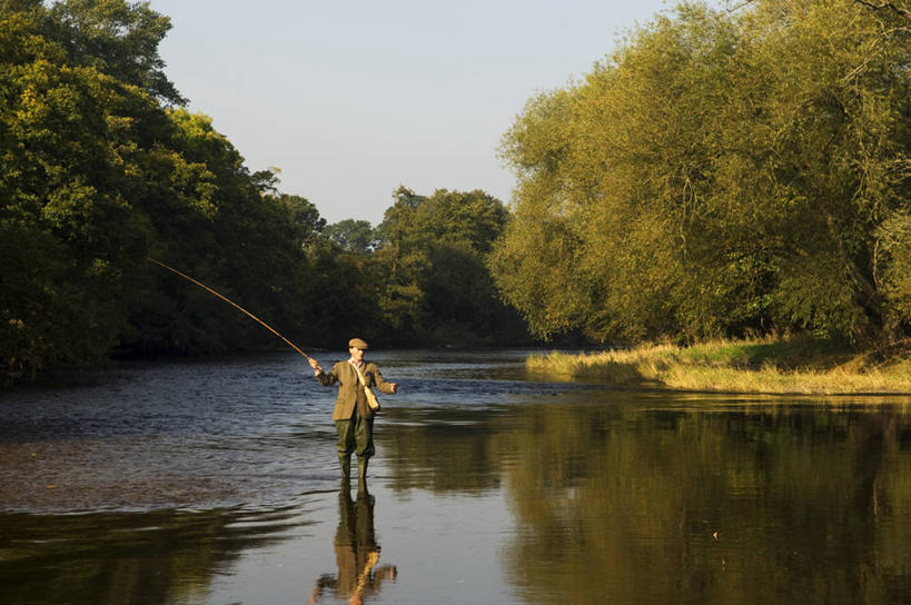 一个人,运动员,横图,室外,度假,运动,水,雕塑,英国,鸭舌帽,摄影,生活方式,宁静,黄铜,威尔士,钓竿,渔线轮,休闲活动,彩图,钓鱼,传统文化,迪河