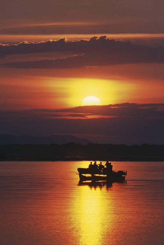无人,竖图,室外,旅游,度假,日出,河流,日落,水,太阳,船,非洲,赞比亚,行人,游客,游人,反射,地形,黎明,路人,旅客,看,放松,摄影,观看,宾客,宁静,国家公园,早晨,露营,拜访,多层蛋糕,赞比西河,过客,彩图