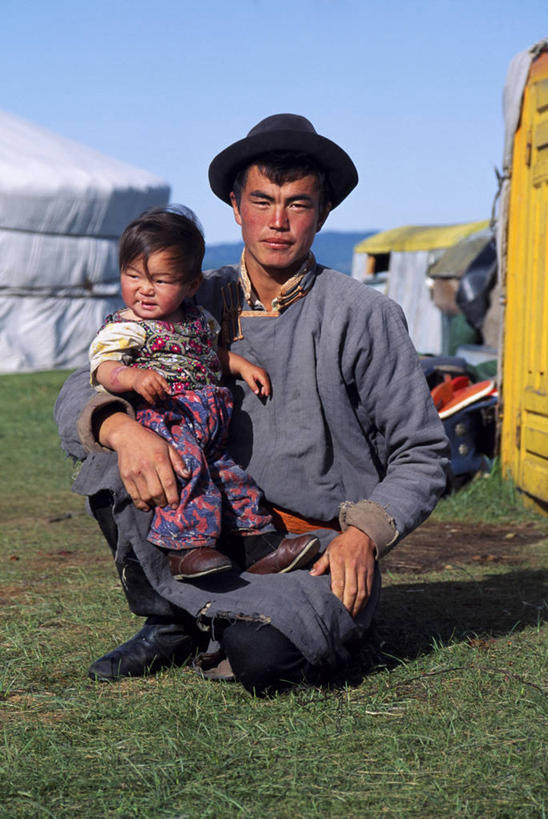 儿童,成年人,两个人,女儿,竖图,室外,骄傲,帽子,蒙古,亚洲,帐篷,摄影,肖像,露营,蒙古包,男人,女孩,女性,彩图,传统服装,传统文化,游牧民族