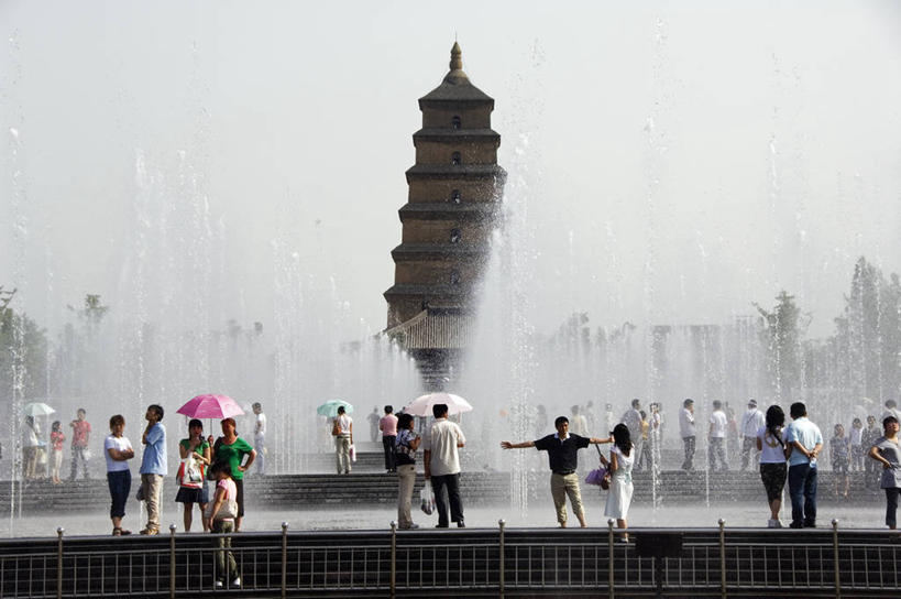 公园,横图,室外,白天,旅游,水,建筑,喷泉,大雁塔,中国,亚洲,湿,伞,历史,宝塔,地标建筑,摄影,宗教,中国文化,群众,东亚,陕西省,唐朝,彩图,传统文化