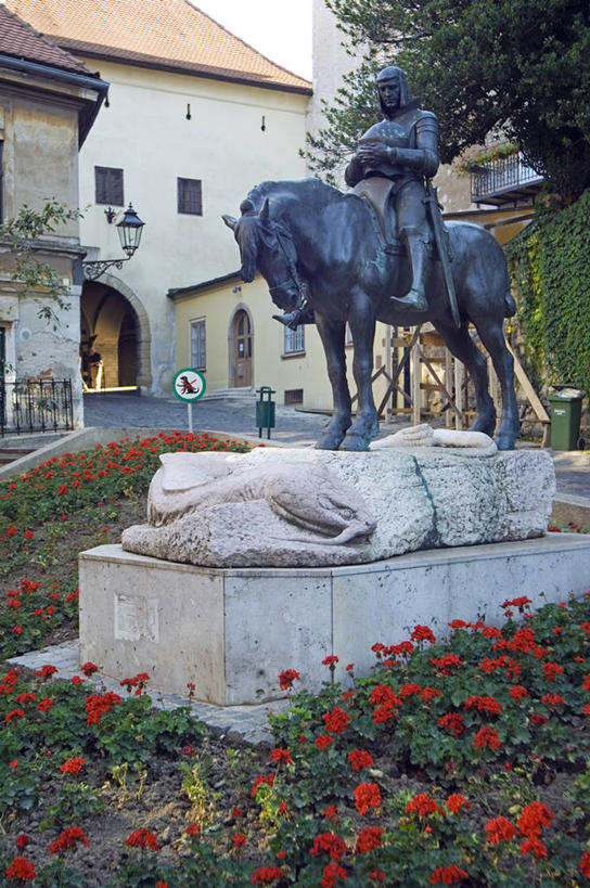 无人,竖图,室外,植物,建筑,雕塑,欧洲,克罗地亚,艺术,古城,艺术品,首都,石墙,花,红色,摄影,手艺,巴尔干,前南斯拉夫,圣乔治,萨格勒布,美术工艺,彩图