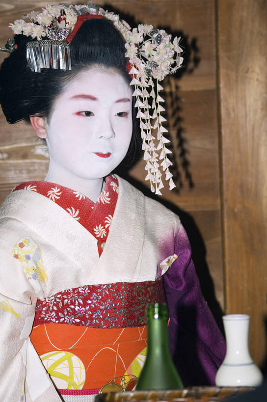 东方人,儿童,成年人,一个人,竖图,日本,亚洲,表演,和服,日本文化,装饰,假发,餐盘,表演者,小吃,饮食,饮料,衣服,红色,唇膏,服务,摄影,京都府,艺妓,东亚,本州,式样,女孩,女人,发型,彩图,传统服装,餐馆,传统文化,舞妓,学员