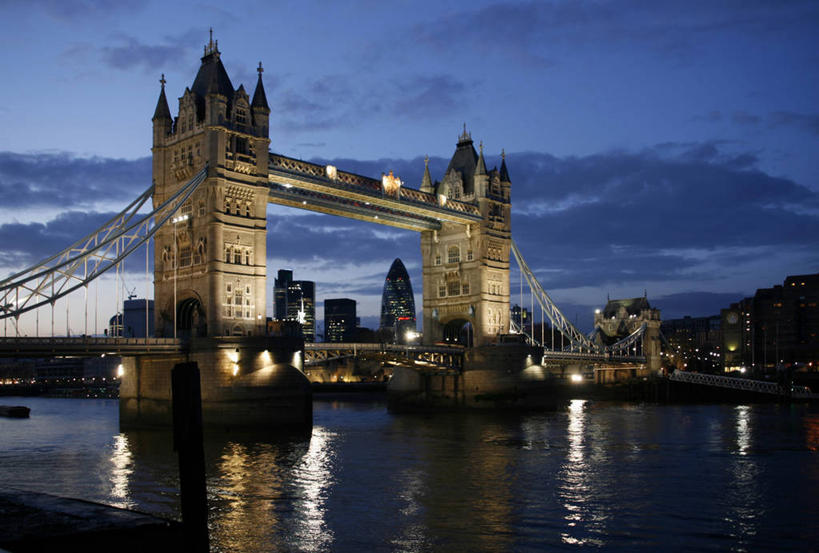 无人,横图,室外,日落,水,天际线,城市,建筑,摩天大楼,英国,反射,光,纪念碑,塔,桥,首都,历史,英格兰,伦敦城,泰晤士河,黄昏,地标建筑,摄影,吊桥,照亮,英国文化,塔桥,瑞士再保险塔,彩图,横越