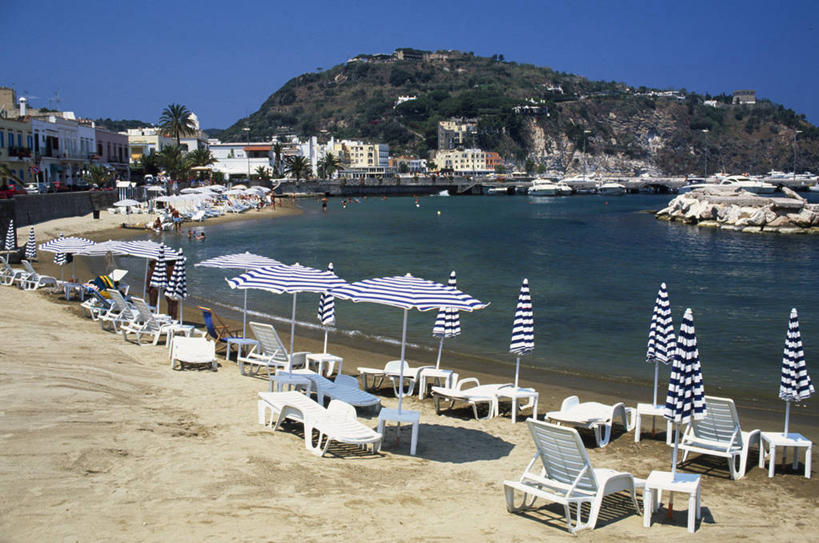 无人,横图,室外,度假,海洋,水,意大利,欧洲,条纹,沙子,海岸线,海湾,阳伞,放松,摄影,坎帕尼亚,海滩,彩图,伊斯基亚岛