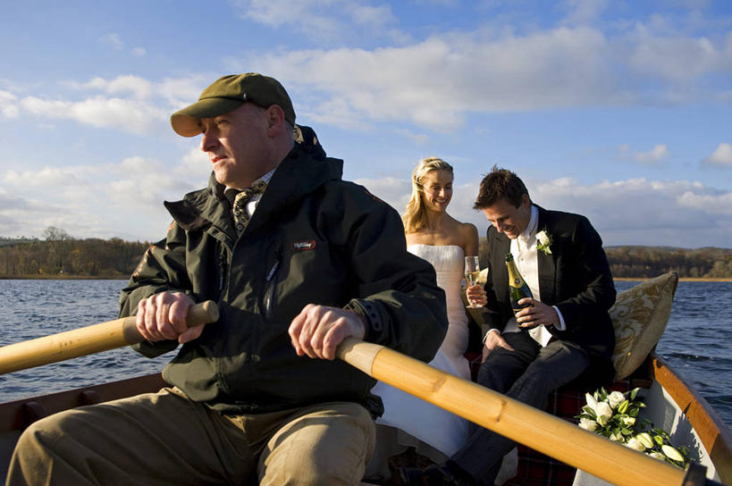 划船,成年人,三个人,丈夫,新娘,新郎,横图,室外,婚纱,婚礼,锻炼,快乐,幸福,比赛,运动,竞争,湖,船,英国,北爱尔兰,正装,浪漫,娱乐,花,花束,休闲,摄影,体育运动,蜜月,婚姻,荡舟,体育,男人,男性,彩图,健身,爱,弗马纳区,伴侣