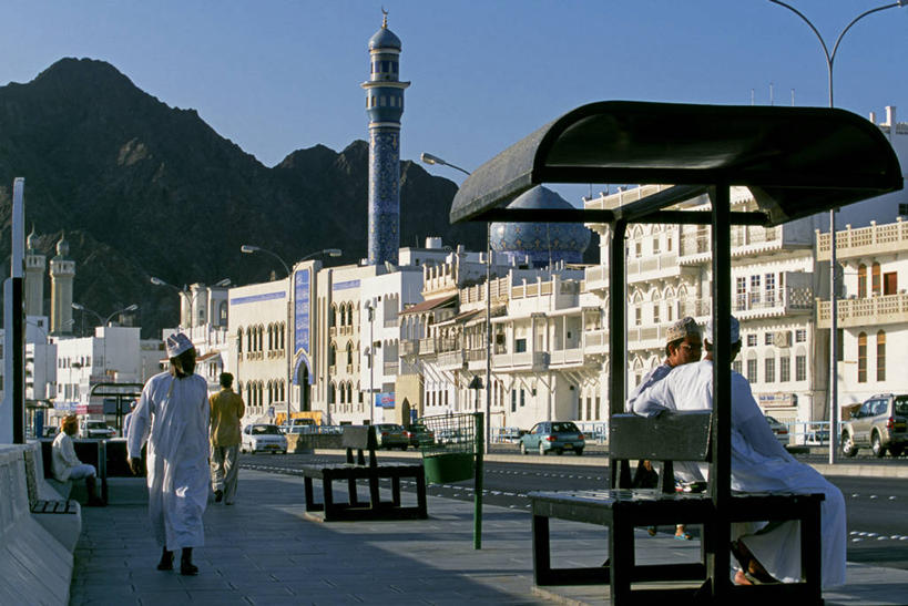 成年人,横图,室外,度假,美景,山,城市风光,城市,建筑,路,公路,阿曼,亚洲,行人,景观,首都,娱乐,社区,享受,休闲,景色,放松,摄影,尖塔,波斯湾,大马斯喀特,男人,彩图,海港,滨海路