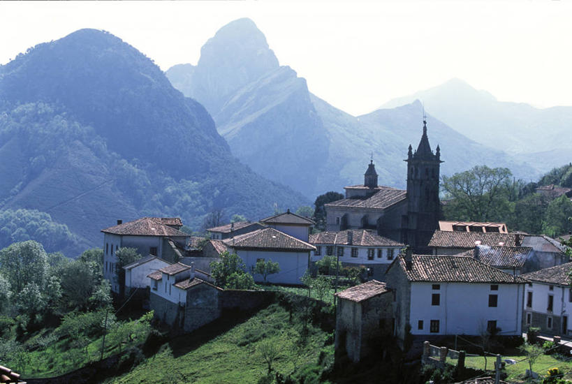 无人,横图,室外,山,山脉,西班牙,欧洲,地形,高原,塔,尖顶,古典,草,树,社区,摄影,山脊,阿斯图里亚斯,坎塔布利亚,彩图