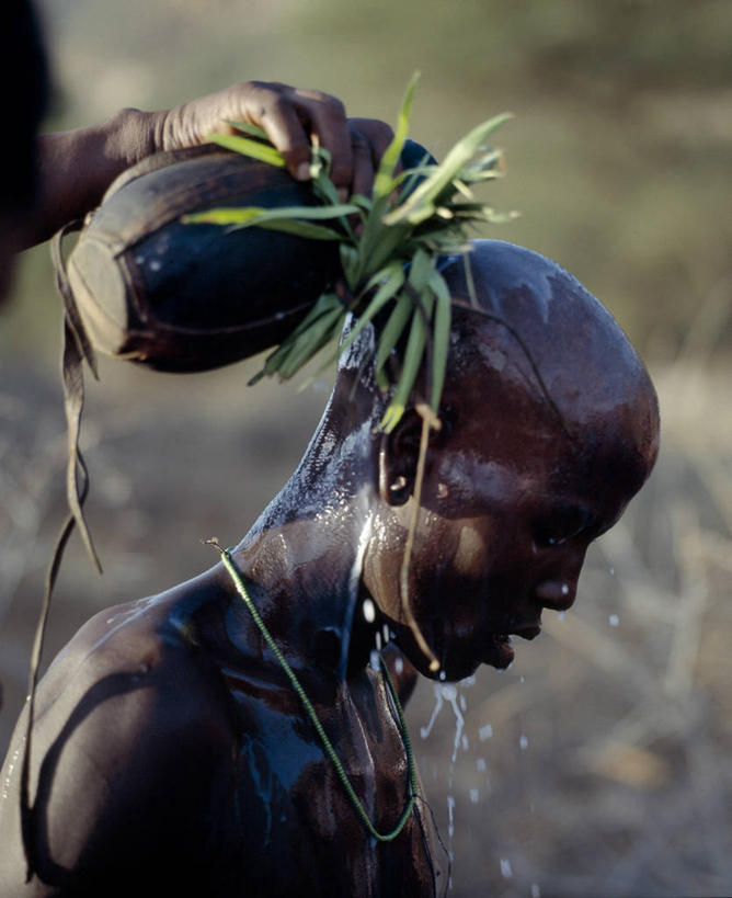 牛奶,儿童,成年人,一个人,竖图,项链,珠宝,非洲,肯尼亚,珠子,草,摄影,典礼,非洲文化,男孩,男人,彩图,传统服装,传统文化,成人仪式