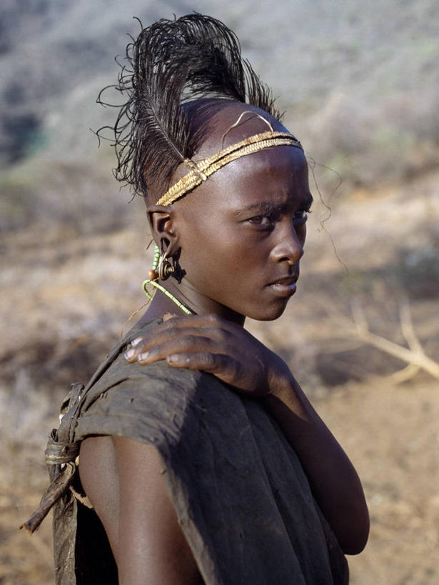 儿童,成年人,一个人,竖图,鸟,鸵鸟,项链,羽毛,珠宝,非洲,肯尼亚,轻盈,柔软,鸟类,束发带,珠子,护腕,摄影,肖像,典礼,非洲文化,轻柔,耳饰,男孩,男人,彩图,传统服装,传统文化,成人仪式