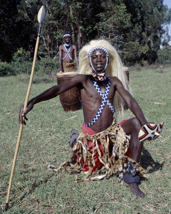 西方人,成年人,一个人,竖图,欧洲,非洲,卢旺达,黑人,欧洲人,仅一个男性,豹纹,摄影,矛,男人,非洲人,彩图,舞蹈