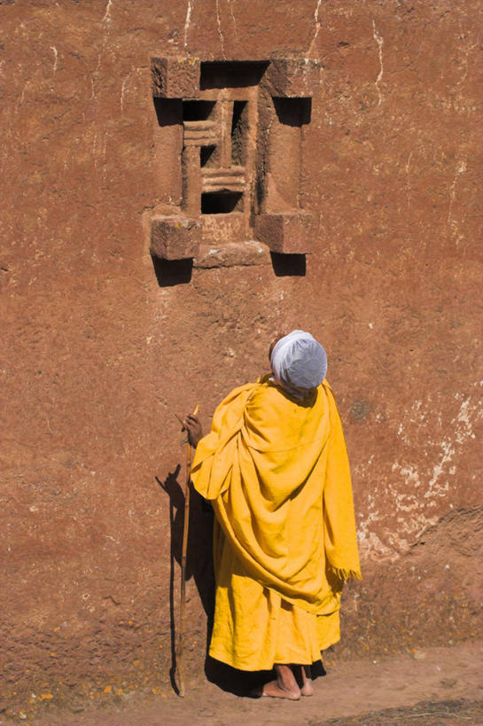 一个人,教堂,竖图,非洲,埃塞俄比亚,摄影,宗教,基督教,阿非利加洲,埃塞俄比亚联邦民主共和国,拉利贝拉,阿姆哈拉州,彩图