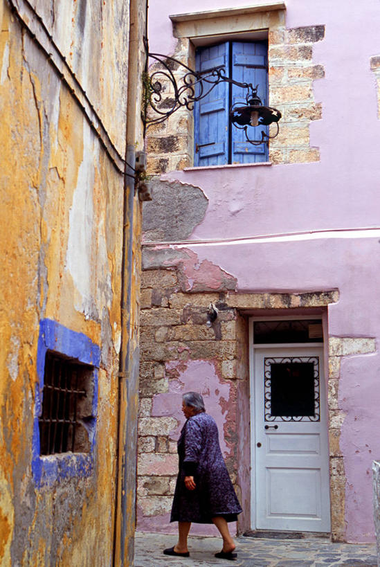 成年人,一个人,竖图,城市,街道,希腊,欧洲,仅一个女性,古城,摄影,地中海文化,克里特岛,干尼亚,女人,彩图,旅行