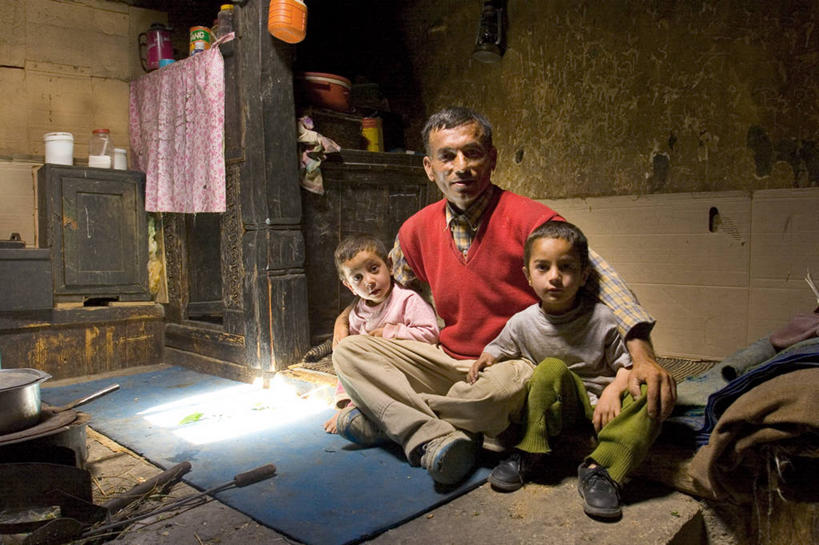 儿童,家庭,父亲,家,横图,巴基斯坦,亚洲,房屋,温暖,温馨,一家人,摄影,和睦,中亚,贫穷,彩图,融洽