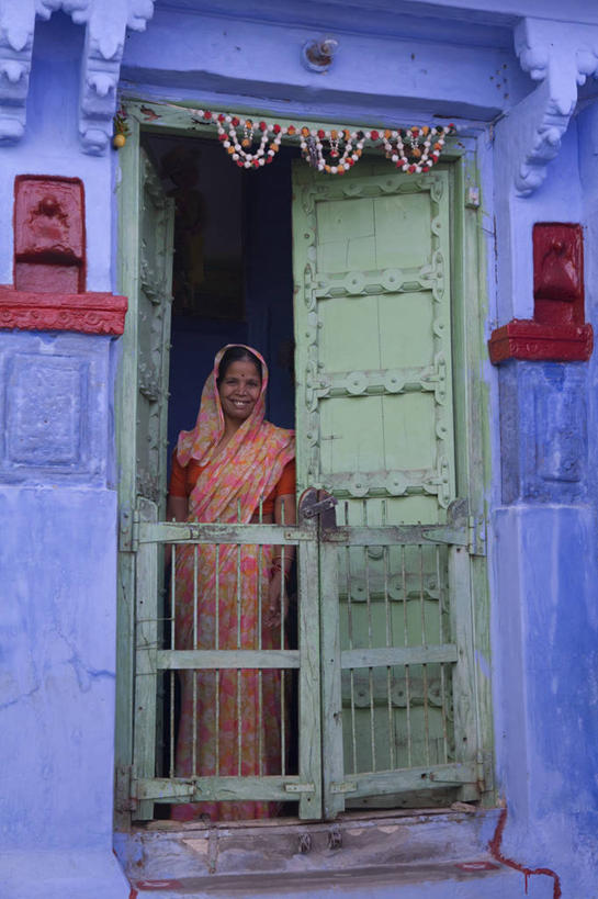 成年人,一个人,竖图,门,城市,印度,亚洲,仅一个女性,门口,摄影,拉贾斯坦邦,焦特普尔,女人,彩图