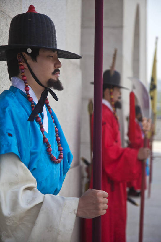 成年人,中年人,三个人,宫殿,竖图,室外,白天,侧面,旅游,城市,景福宫,首尔,韩国,亚洲,大门,首都,历史,地标建筑,摄影,典礼,东亚,仪仗队,写实,朝鲜半岛,男人,中年男性,彩图