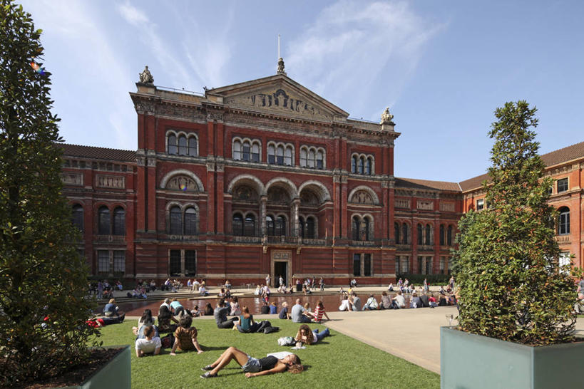 博物馆,横图,室外,白天,旅游,日光浴,城市,建筑,英国,欧洲,伦敦,庭院,首都,英格兰,草,夏天,放松,摄影,园林,西欧,大不列颠,大不列颠及北爱尔兰联合王国,大不列颠及爱尔兰联合王国,雾都,肯辛顿.切尔西区,彩图,维多利亚和阿尔伯特博物馆,维多利亚与艾伯特博物馆,大不列颠王国,大英帝国,联合王国,日不落帝国