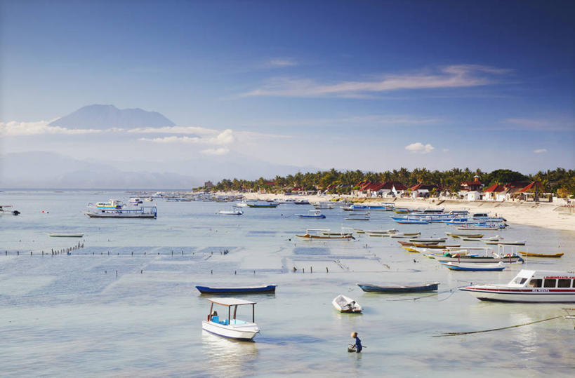 划艇,一个人,横图,俯视,室外,白天,旅游,度假,海洋,火山,美景,山,水,船,印度尼西亚,地形,海岸线,景观,山顶,海湾,娱乐,风景,自然,享受,休闲,景色,放松,运输,摄影,宁静,热带气候,自然风光,活火山,彩图,高角度拍摄,旅行,传统文化,阿贡火山,巴厘